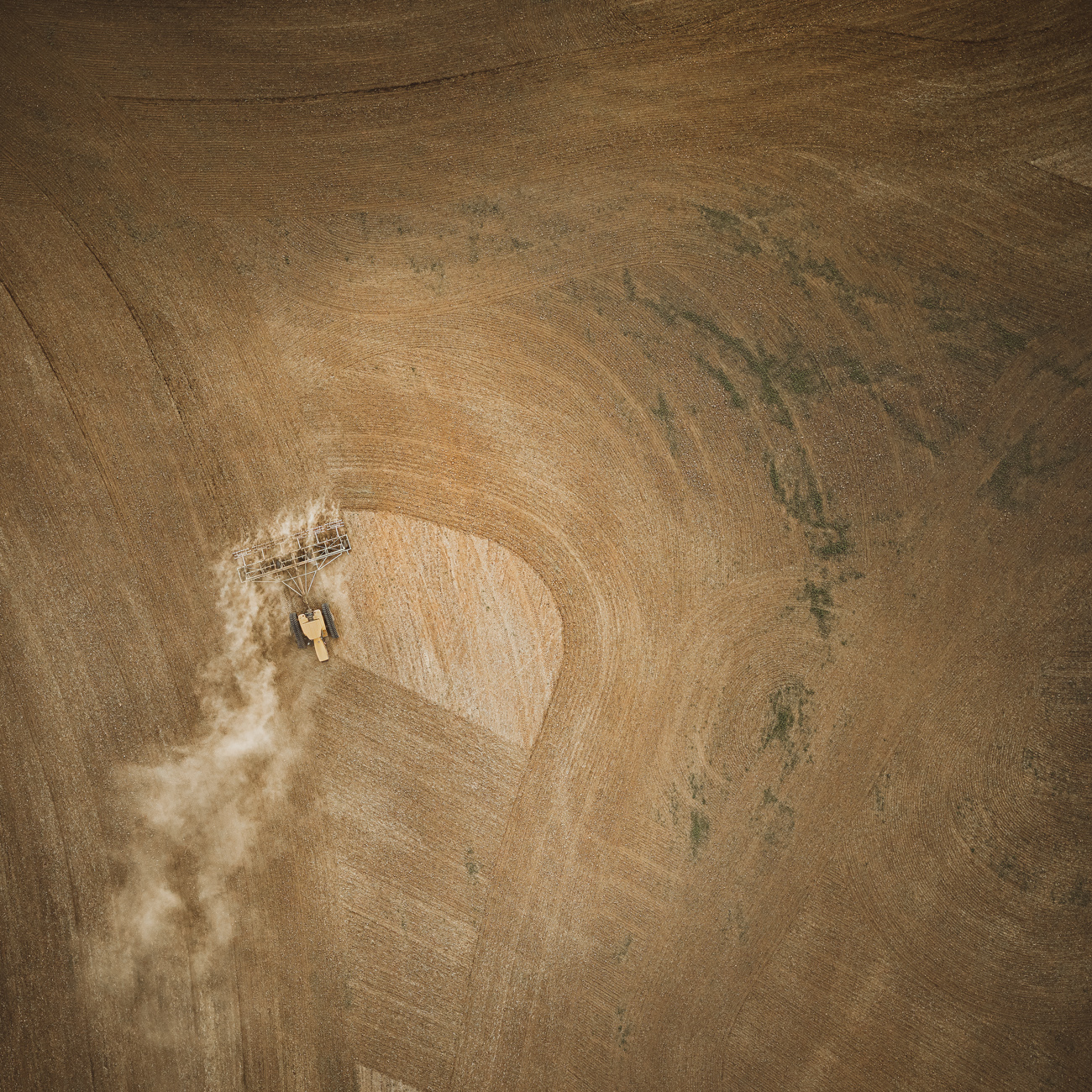 Tractor dust harvest